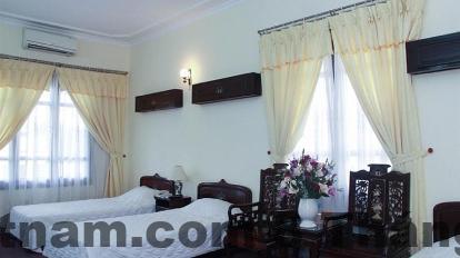 Một góc phòng khách sạn với mức giá hợp lý cho phân khúc tầm trung.