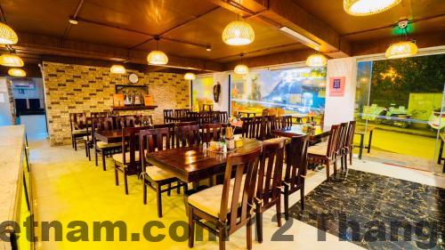 Phòng nghỉ tại Khách Sạn Le Bordeaux Sapa với nội thất gỗ và cửa sổ lớn