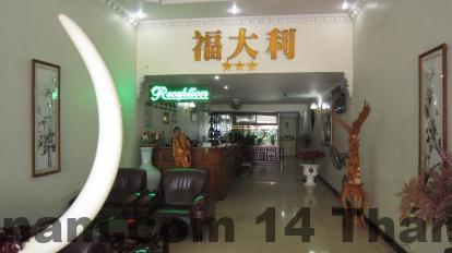 Không gian phòng ngủ tại Khách Sạn Phúc Đại Lợi Hải Phòng với giường đôi và thiết kế đơn giản