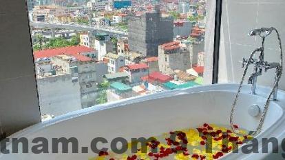 Phòng ngủ Khách sạn Cầu Giấy với nội thất cơ bản, gọn gàng