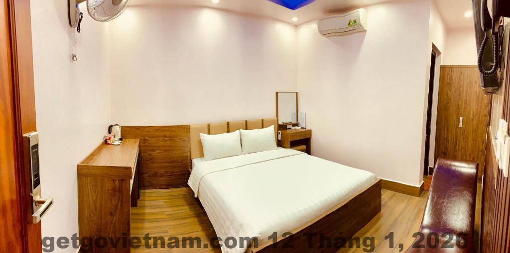 Không gian phòng nghỉ tại MV HOTEL với nội thất đơn giản, tông màu trung tính