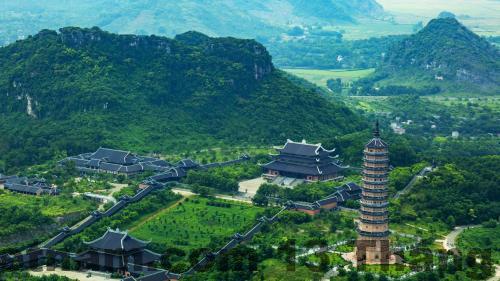 Hồ bơi tại khách sạn, thích hợp cho những ai muốn thư giãn sau một ngày tham quan.