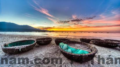 Bãi biển Mỹ Khê nằm ngay trước Đảo Ngọc Beach Hotel – chỉ vài phút đi bộ