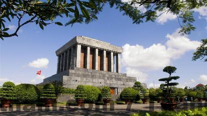 Hồ bơi rooftop tại Le Chanvre mang không gian thư giãn giữa Phố Cổ