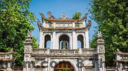 Nhân viên lễ tân luôn sẵn sàng hỗ trợ khách hàng.