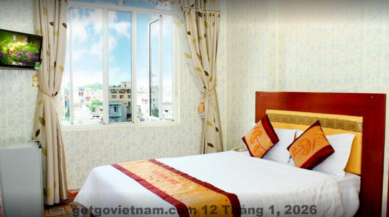 Hình ảnh mặt tiền của khách sạn Tân Trang tại Tuyên Quang, một không gian sạch sẽ và gọn gàng