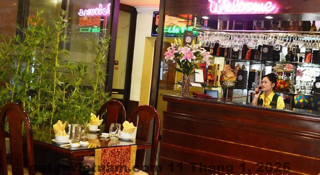 Không gian phòng khách sạn Hồ Ngọc với nội thất cơ bản, bố trí gọn gàng