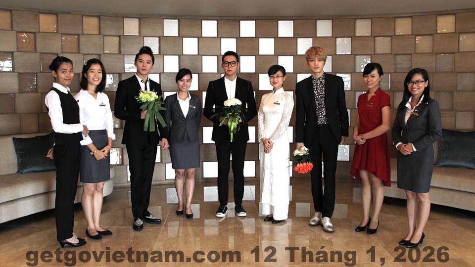 Nhân viên lễ tân khách sạn phục vụ thân thiện