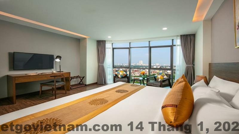 Phòng nghỉ rộng rãi với nội thất gỗ tại The Hanoi Club Hotel