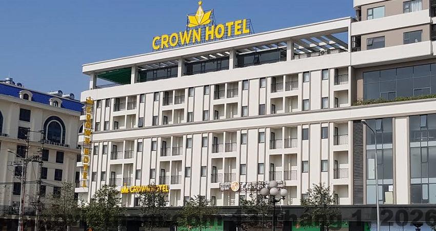 Hồ bơi tại khách sạn Crown