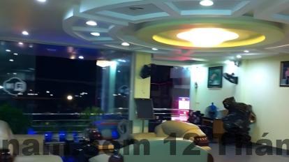 Phòng khách sạn với nội thất đơn giản nhưng hiện đại, đầy đủ tiện nghi.