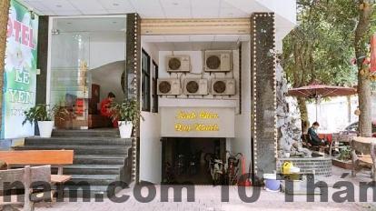 Phòng ngủ tại Khách Sạn Lê Yên, rộng rãi và thoải mái.