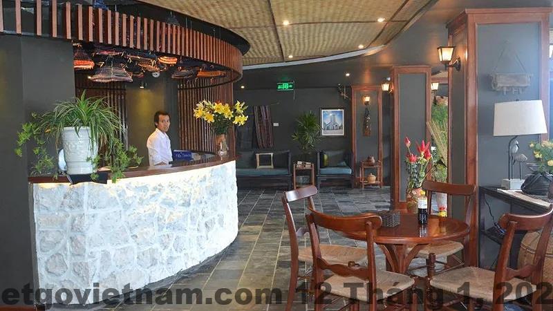 Khu vực lễ tân khách sạn Sapa Vista với không gian sáng và nhìn ra đường Fansipan