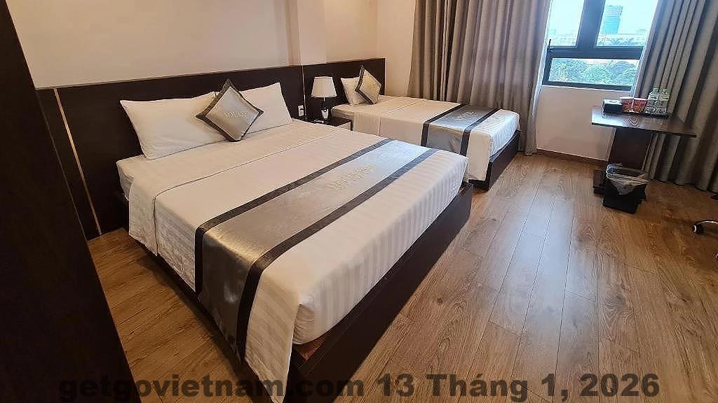 Nhân viên khách sạn chào đón khách trong không gian ấm cúng