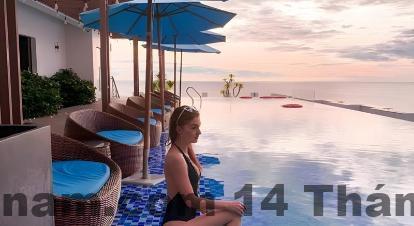 Phòng ocean view Haian Beach Hotel & Spa với cửa kính lớn nhìn thẳng ra biển Mỹ Khê