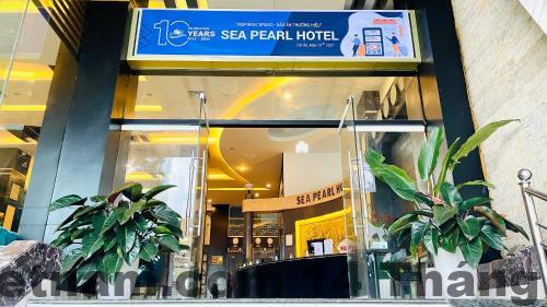 Không gian phòng nghỉ Quang Thang Cat Ba Hotel rộng rãi, sạch sẽ và có ánh sáng tự nhiên