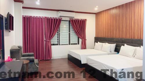 Phòng ngủ Red River Hotel – giường lớn, nội thất cơ bản, ánh sáng đủ