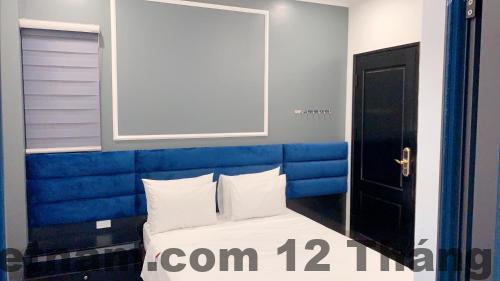 Hành lang Red River Hotel – tiện ích cơ bản, không có hồ bơi hay gym