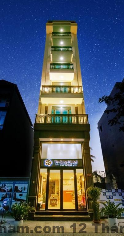 Không gian phòng nghỉ tại Azoma Hotel với thiết kế gọn gàng, tông màu trung tính, phù hợp khách công tác