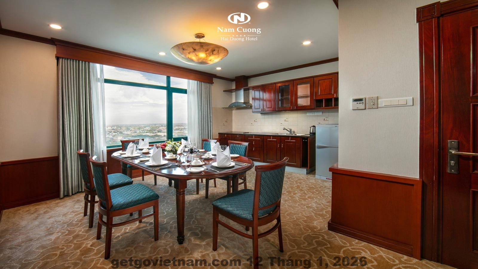 Sảnh lễ tân Nam Cuong Hai Duong Hotel với phong cách phục vụ truyền thống