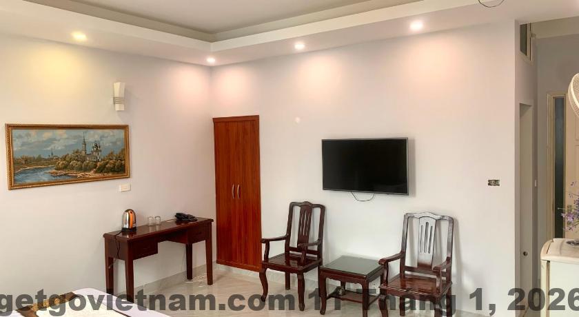 Không gian xung quanh Khách Sạn Bạch Dương tương đối yên tĩnh, ít dịch vụ giải trí