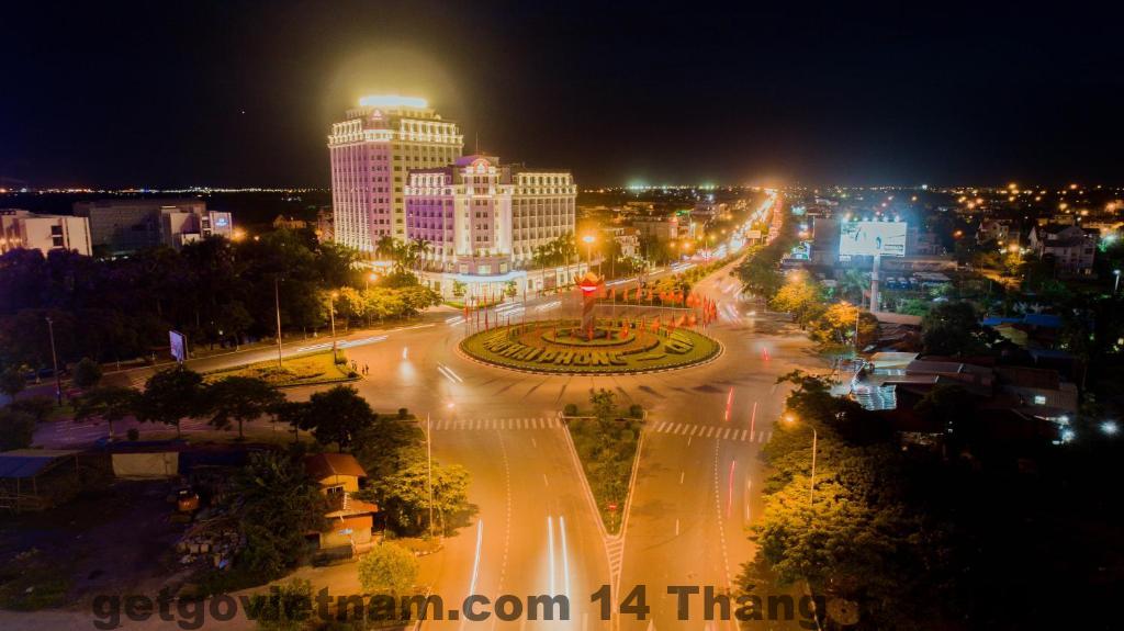 Phòng ngủ Pearl River Hotel Hải Phòng rộng rãi phong cách truyền thống