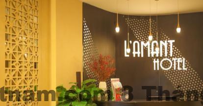 Phòng ngủ tại L'amant de Hanoi Hotel với nội thất phong cách Pháp cổ