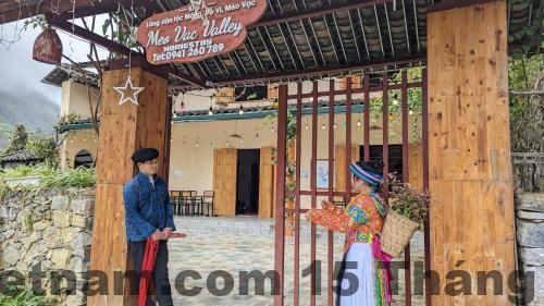 Hình ảnh của nhân viên tại khách sạn, luôn sẵn lòng giúp đỡ và giải đáp mọi thắc mắc của du khách.