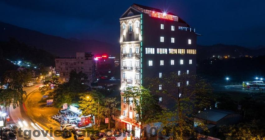 Nhân viên khách sạn luôn sẵn sàng hỗ trợ khách hàng một cách chu đáo