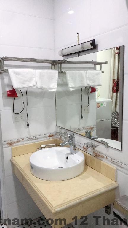 Khu vực lễ tân Galaxy Hotel Bắc Ninh với nhân viên trực 24/7