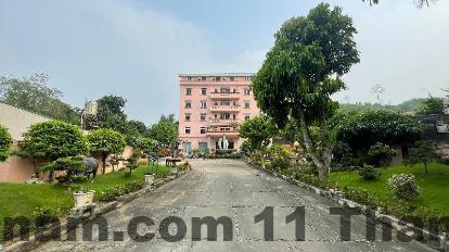 Phòng nghỉ khách sạn Phương Thúy Yên Bái với giường đôi, nội thất gỗ cơ bản, diện tích vừa phải