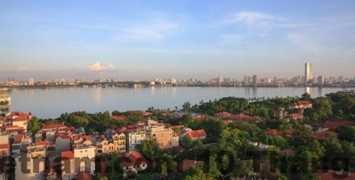 Hồ bơi tại Westlake Emerald Suites với quy mô vừa