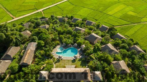 Phòng nghỉ tại Mai Châu Ecohouse với nội thất gỗ, phong cách nhà sàn truyền thống