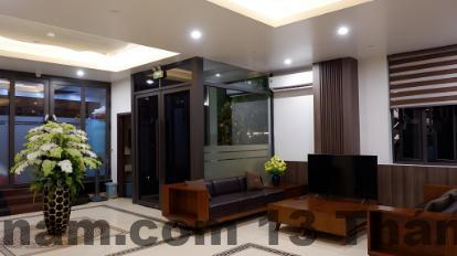 Ảnh: Hồ bơi ngoài trời tại Riverside Hotel – Không gian thư giãn thoải mái.