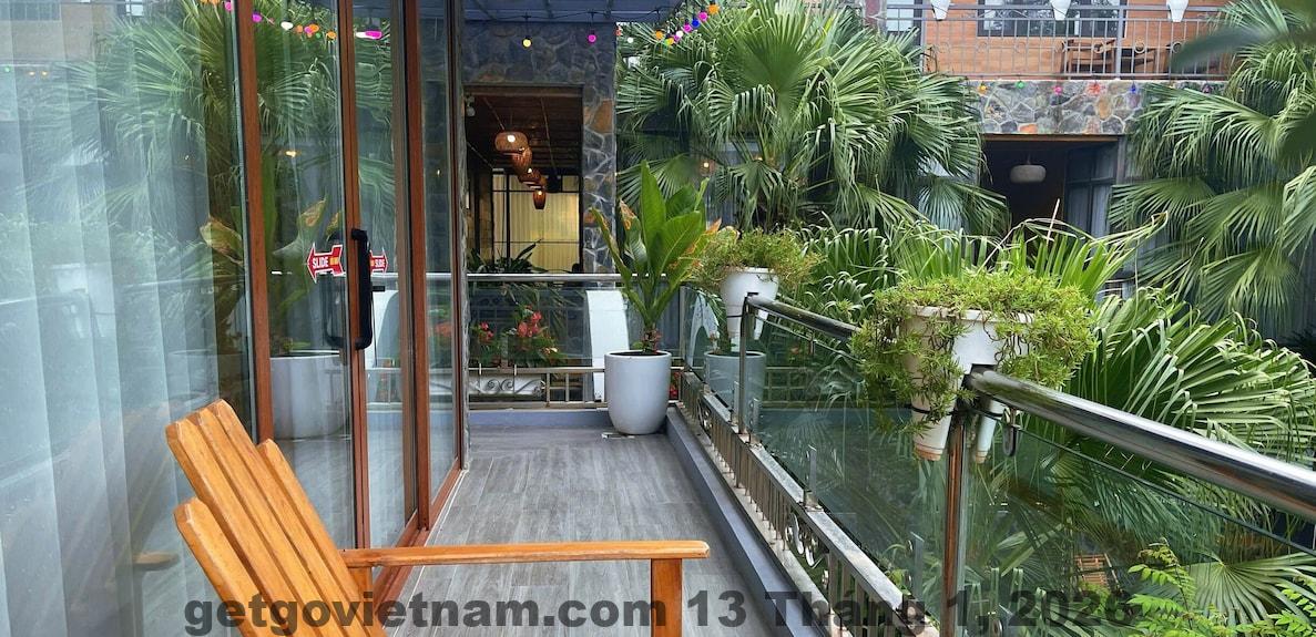 Khách sạn có không gian yên tĩnh với dịch vụ tiện ích hợp lý cho những ai tìm kiếm sự thư giãn.