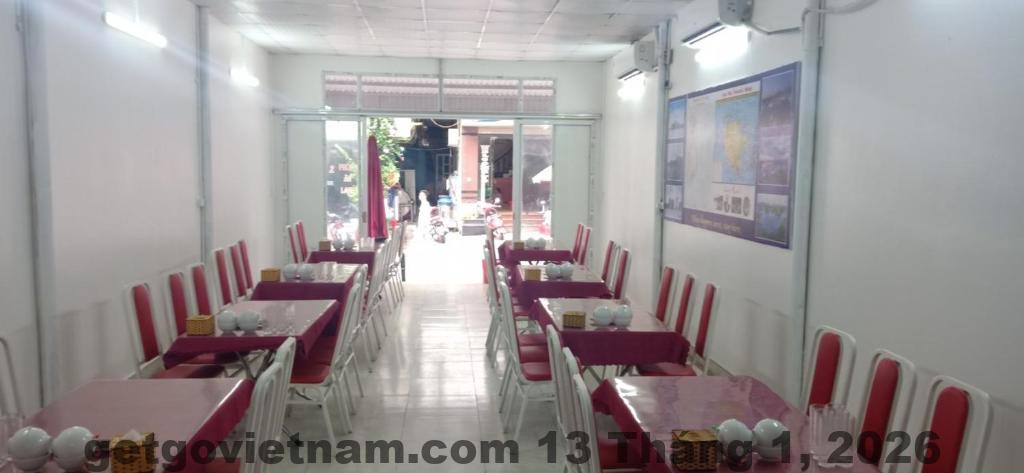 Nhân viên lễ tân tại An Duong Catba Hotel với thái độ phục vụ thân thiện.