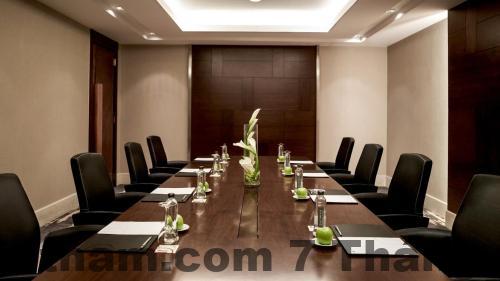 Phòng ngủ tiêu chuẩn tại Khách Sạn TQT với nội thất cơ bản