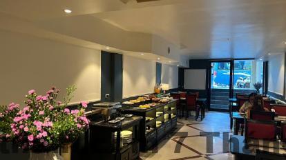 Đánh giá Delica Premium Hotel Hà Nội 2026: Ở Phố Cổ có đáng tiền? 5 Khu vực lễ tân và nhân viên phục vụ tại Delica Premium Hotel