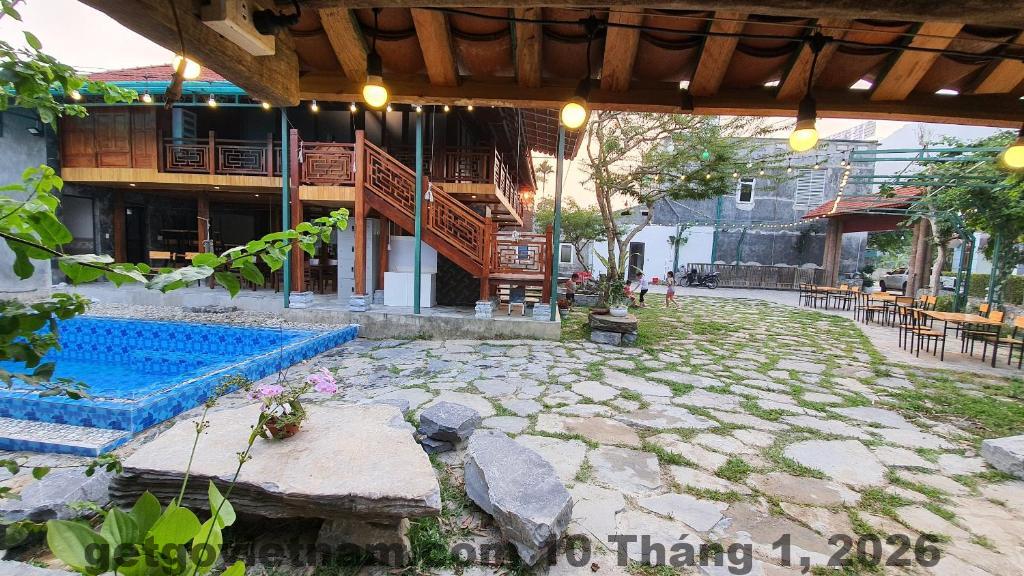 Không gian sinh hoạt chung và quầy lễ tân tại Moc May by NorthStar Hostel