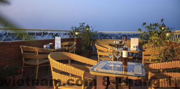 Khách sạn Lucky 3 Hà Nội Review 2026: Ở Phố Cổ Có Đáng Tiền? 6 Khu vực ăn sáng nhỏ tại Khách sạn Lucky 3 với buffet đơn giản