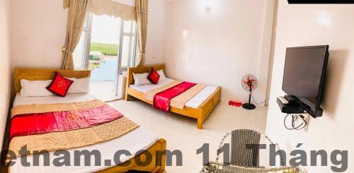 Nhân viên khách sạn - Thân thiện và nhiệt tình, mặc dù đôi khi quá chậm trong xử lý yêu cầu.