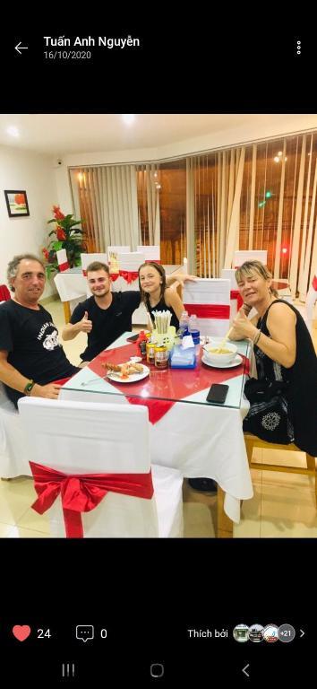 Nhân viên Hanoi New Airport Hotel phục vụ thân thiện