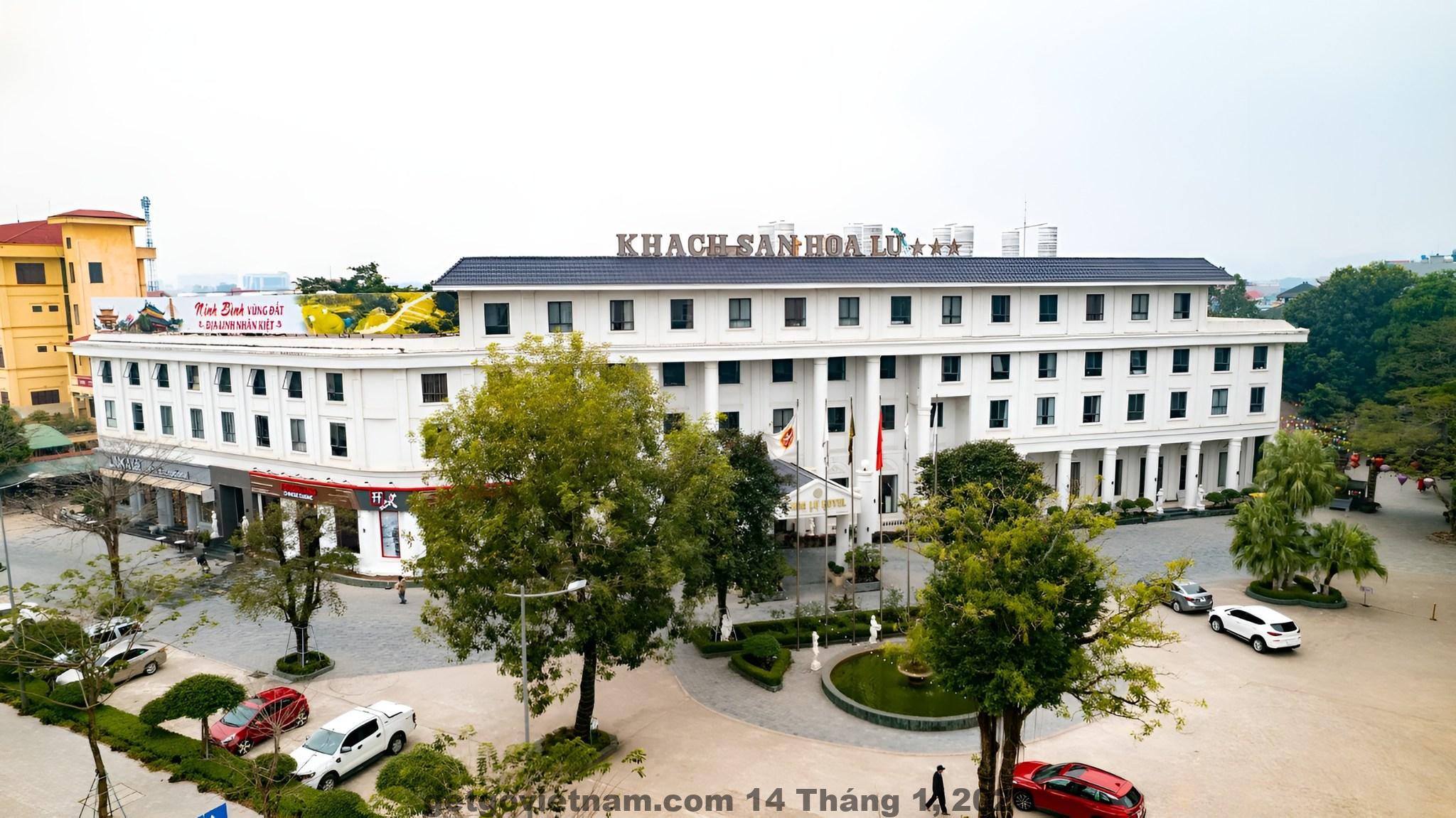 Khu sân vườn và không gian thư giãn tại Khách sạn Thập Tám Ninh Bình