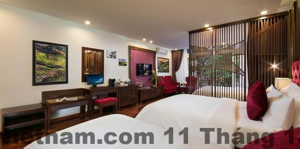 Phòng khách sạn với nội thất hiện đại và không gian thoáng đãng