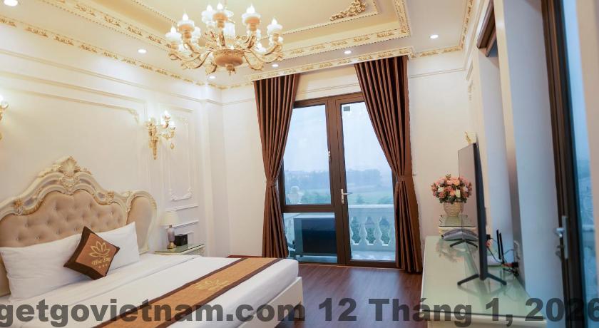 Phòng ngủ Hoa Nam Hotel Hà Đông với nội thất cơ bản và giường lớn