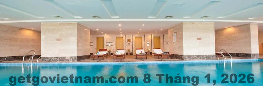 Hồ bơi ngoài trời tại khách sạn rất thoáng mát, nhưng spa cần được cải thiện hơn.