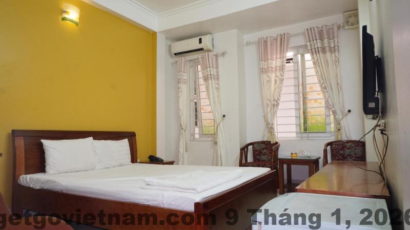 Phòng ngủ tiêu chuẩn tại Khách Sạn New Life Long Biên với nội thất cơ bản