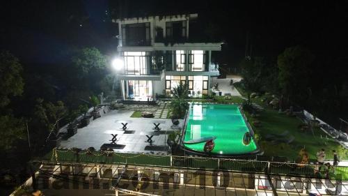 Đánh giá Summerly Villa Đồng Đò 2026: Villa nghỉ dưỡng nhóm gần Hà Nội có đáng tiền? 2 Toàn cảnh Summerly Villa Đồng Đò ven hồ, bao quanh bởi rừng cây tự nhiên