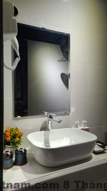 Hanoi Lucky Hostel Review 2026: Ở Phố Cổ – Rẻ, Tiện Hay Chỉ “Đủ Dùng”? 4 Phòng riêng tại Hanoi Lucky Hostel với diện tích nhỏ gọn, nội thất cơ bản