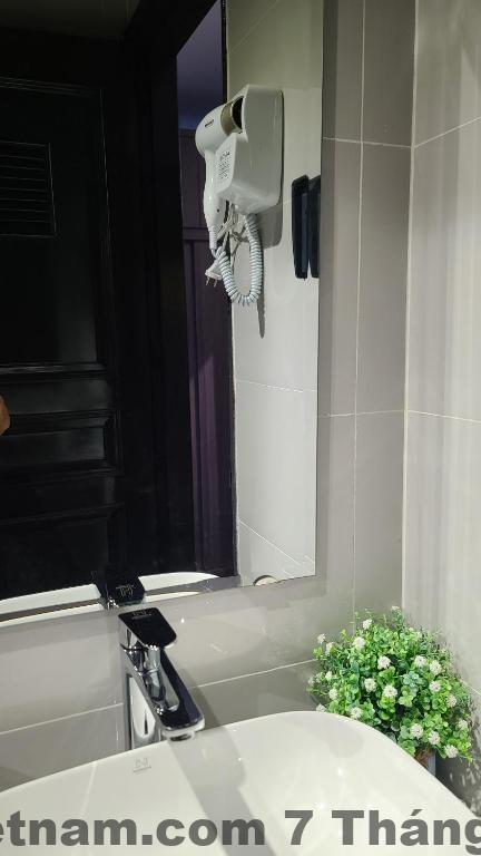 Khu vực ăn sáng tại Lucky Central Hotel & Travel với buffet đơn giản